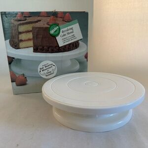Wilton White Cake Decorating Stand